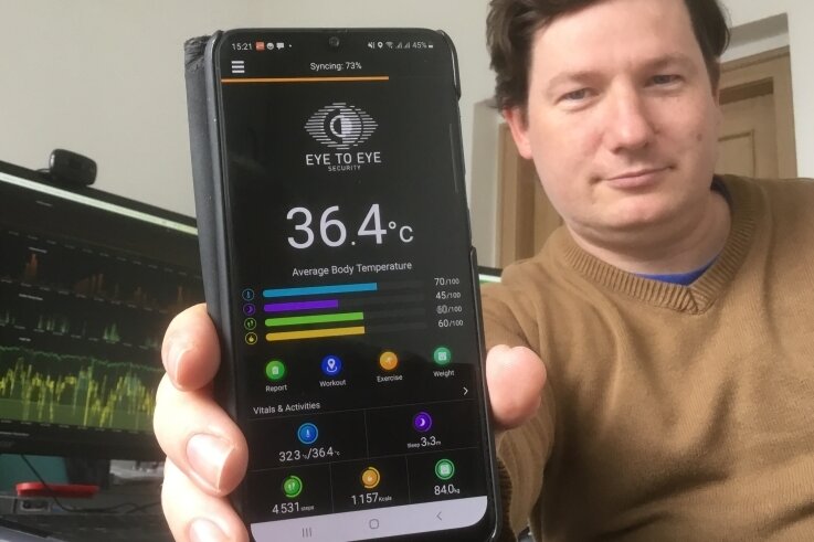 Uhr erkennt Omikron eher als ein Test - Entwickler Thomas Krause aus Neumark mit seiner "Protectwatch". Die App auf dem Handy wertet die von den Sensoren gelieferten Daten aus. 