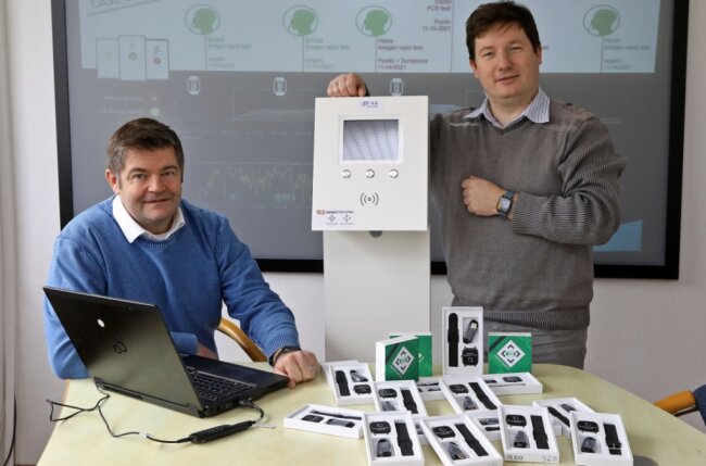Uhr erkennt Omikron eher als ein Test - Jan Wabst von der Firma Protect, Concepts & Systems in Hohenstein-Ernstthal und Entwickler Thomas Krause (rechts) und nutzen die "Protectwatch" selbst. Algorithmen der App auf dem Handy werten die von der Uhrgelieferten Daten aus.