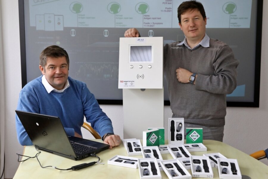 Jan Wabst von der Firma Protect, Concepts & Systems in Hohenstein-Ernstthal und Entwickler Thomas Krause (rechts) und nutzen die "Protectwatch" selbst. Algorithmen der App auf dem Handy werten die von der Uhrgelieferten Daten aus.