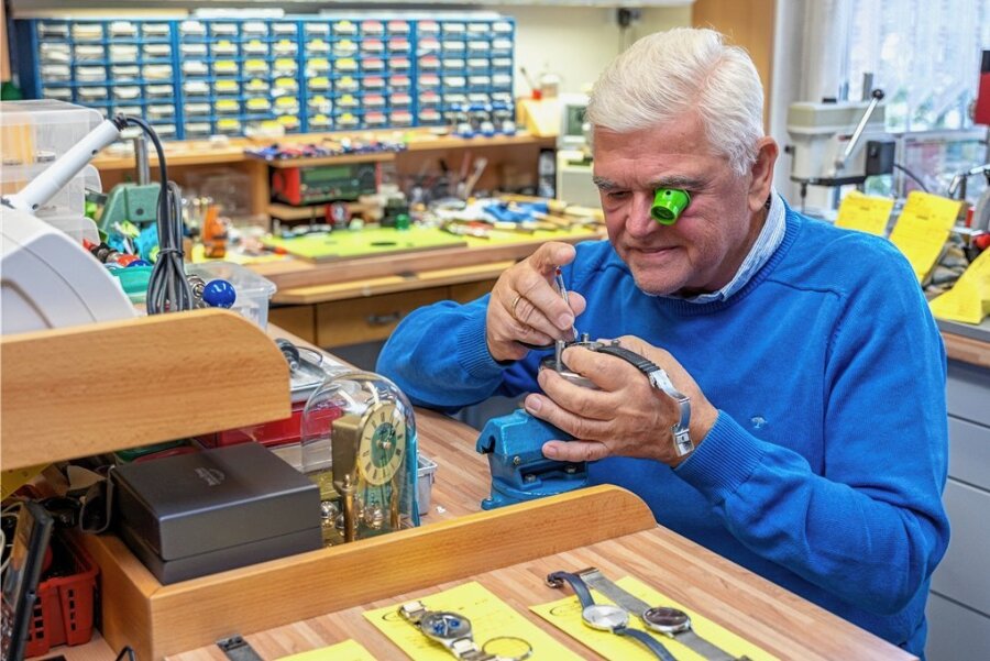 Uhrmachermeister Ralf Schröder bei der Arbeit. Die Lupe, die das Uhrwerk bis zum Fünffachen vergrößert, gehört zum wichtigsten Werkzeug. Uhrmacher war sein Berufswunsch seit der neunten Klasse.