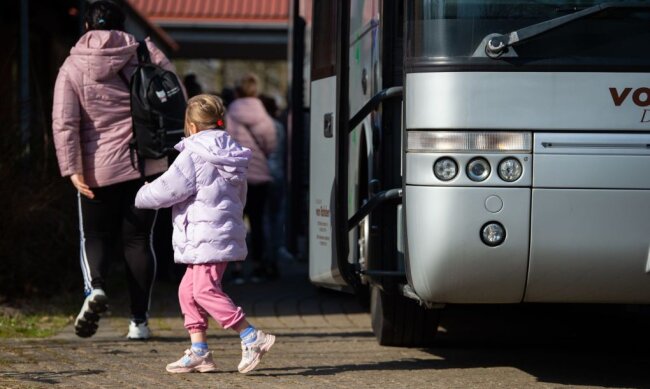 Ukrainische Flüchtlinge steigen aus einem Bus.