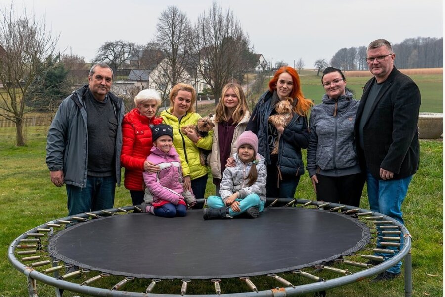 Diese sieben Ukrainer können wieder lachen. Mario und Natalie Beck aus Schweikershain (rechts im Bild) haben sie in Monteurs- oder Gästewohnungen ihres Ortes untergebracht. Der ganze Ort unterstützt die Familie. 