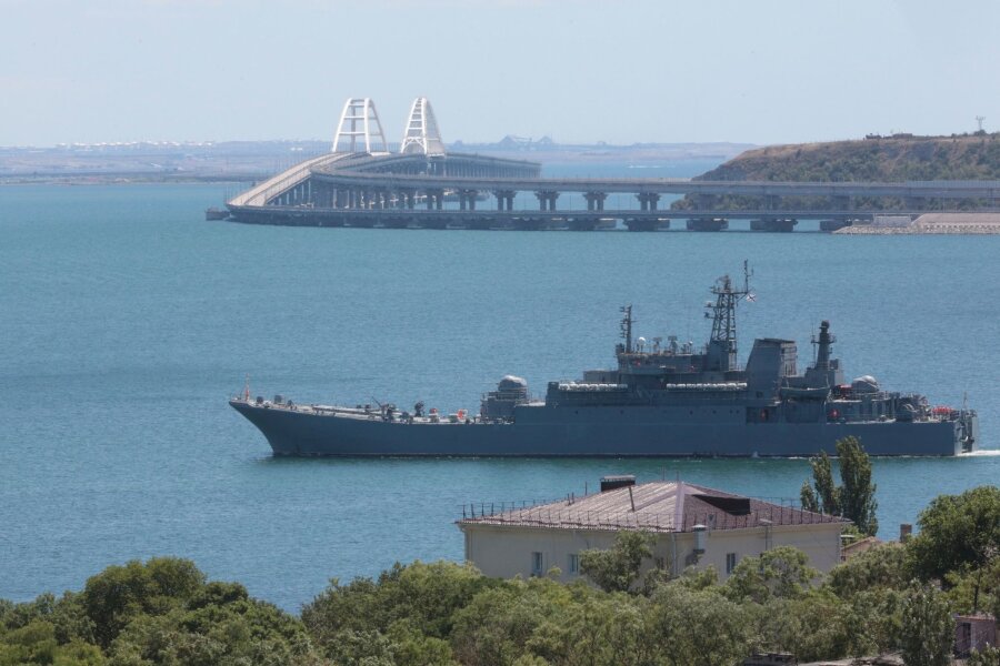 Ukraine: Haben russische Marineschiffe getroffen - Blick auf ein großes Landungsschiff des russischen Militärs auf der russisch besetzten Krim.