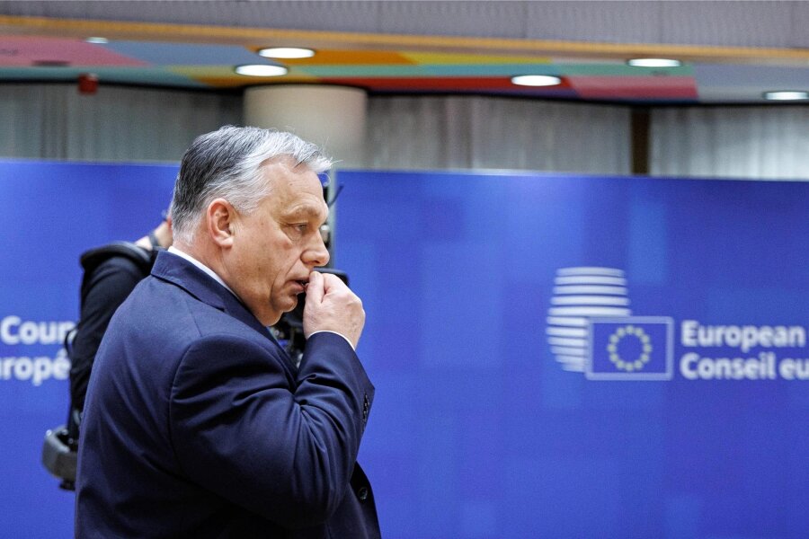 Ukraine-Hilfen der EU: Orbán gibt seinen Widerstand auf - Der ungarische Ministerpräsident Viktor Orbán am Rande des EU-Sondergipfels in Brüssel.
