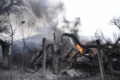 Ukraine-Konflikt: Mehr als 40 Soldaten sollen bei russischen Luftangriffen getötet worden sein - Beschädigte Radaranlagen und andere Ausrüstung sind in einer ukrainischen Militäreinrichtung außerhalb der Stadt zu sehen. Russische Truppen haben ihren erwarteten Angriff auf die Ukraine gestartet.