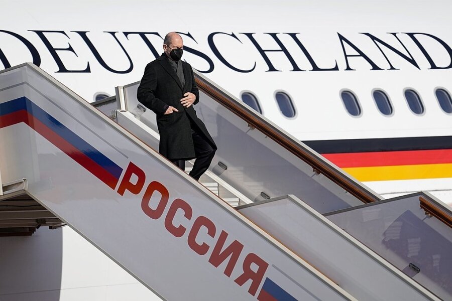 Ukraine-Konflikt: Optimismus im kleinen Gepäck - Olaf Scholz (SPD) verlässt bei seiner Ankunft in Moskau den Airbus A340 der Luftwaffe. Der Bundeskanzler ist an diesem Dienstag zu Gesprächen über die Situation an der ukrainisch-russischen Grenze angereist. Vor allem trifft er sich mit dem russischen Präsidenten Wladimir Putin. 