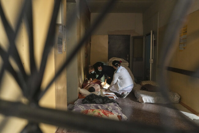 Medizinisches Personal behandelt am Freitag einen durch Granatenbeschuss verwundeten Mann in einem Krankenhaus in Mariupol, Ukraine.