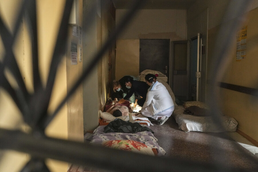 Ukraine-Krieg: Evakuierung von Mariupol offenbar auch am zweiten Tag gescheitert - Medizinisches Personal behandelt am Freitag einen durch Granatenbeschuss verwundeten Mann in einem Krankenhaus in Mariupol, Ukraine.