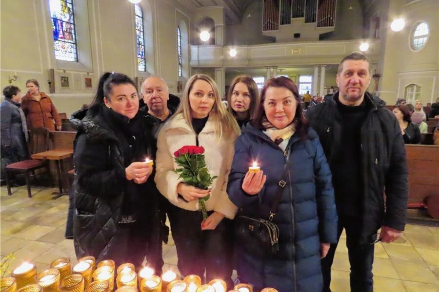 Ukraine-Krieg: Familien in Werdau trauern um ihre Angehörigen in der Heimat - Mit Kerzen und Blumen dachten ukrainische Familien in Werdau an ihre Angehörigen und Freunde in der Heimat.