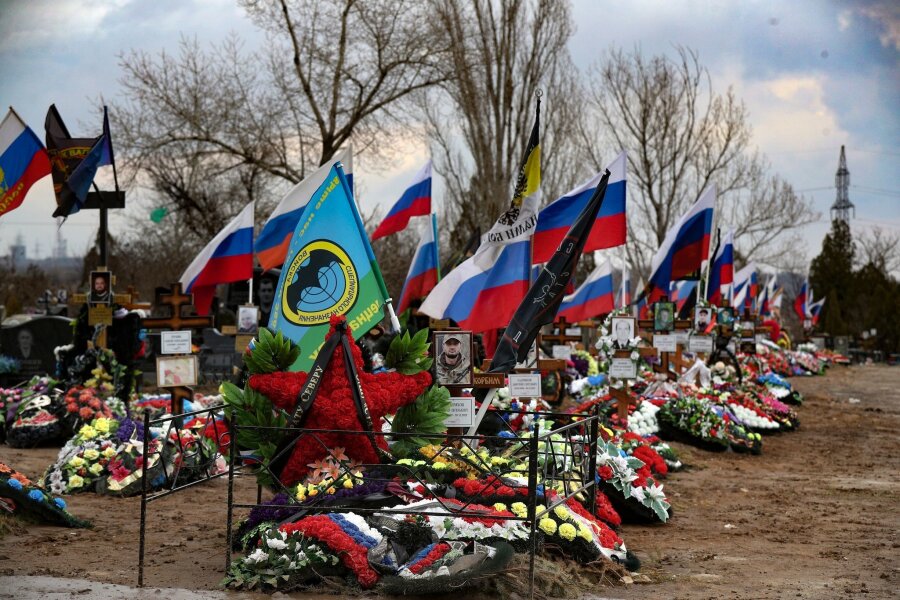 Ukraine-Krieg: Fast 500.000 Russen gefallen oder verletzt - Gräber russischer Soldaten, die in der Ukraine getötet wurden, auf einem Friedhof in der russischen Region Wolgograd.