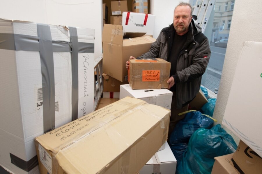 Steffen Unglaub vom Plauener Colorido-Verein sortiert die zahlreichen Spendengüter, die noch in dieser Woche in die Ukraine transportiert werden sollen. 
