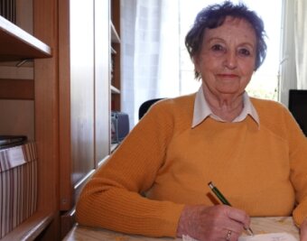 Ukraine-Krieg weckt lang verdrängte Erinnerungen - Elke Fiedler verbringt derzeit viel Zeit beim Aufschreiben ihrer Erinnerungen. Die Seniorin hat ein bewegtes Leben. 