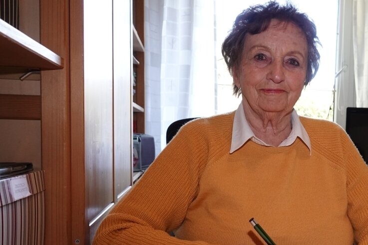 Ukraine-Krieg weckt lang verdrängte Erinnerungen - Elke Fiedler verbringt derzeit viel Zeit beim Aufschreiben ihrer Erinnerungen. Die Seniorin hat ein bewegtes Leben. 