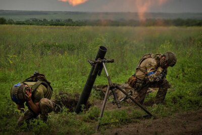 Ukraine-Krieg: Zwei Gefahren fesseln den Westen - Ein Kommentar von Torsten Kleditzsch - Ukrainische Soldaten feuern auf russische Stellungen an der Frontlinie bei Saporischschja.