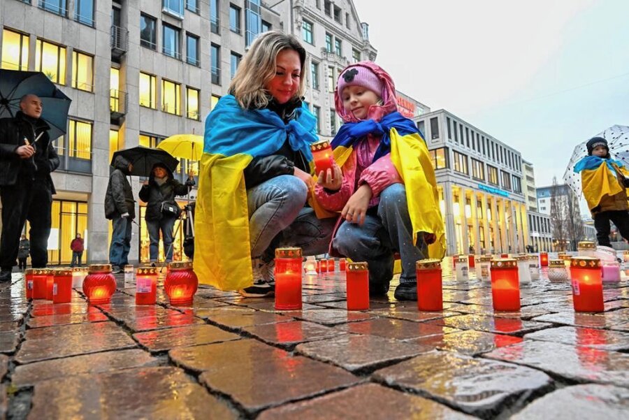 Ukraine-Kundgebung in Chemnitz: Hunderte bei Gedenken zu einem Jahr Krieg - Der Regen macht eine Pause für die Veranstaltung des Vereins Ukraine-Chemnitz-Europa auf dem Markt am Vorabend des russischen Überfalls. 