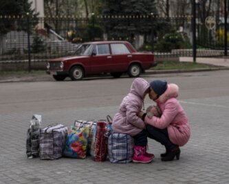 Ukraine: Landkreis muss Notunterkünfte aktivieren - Weitere Flüchtlinge aus der Ukraine werden in Deutschland erwartet. Auf deren Unterbringung bereitet sich auch der Erzgebirgskreis vor. 