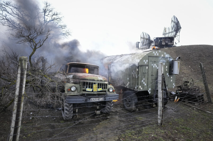 Beschädigte Radaranlagen und andere Ausrüstung sind in einer ukrainischen Militäreinrichtung außerhalb der Stadt zu sehen. Russische Truppen haben ihren erwarteten Angriff auf die Ukraine gestartet.