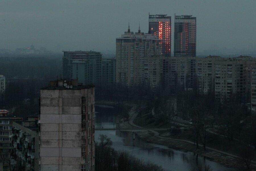 Ukraine meldet Schüsse und Kämpfe um Kiew - Hochhäuser in einem Wohngebiet in Kiew in der Morgendämmerung.