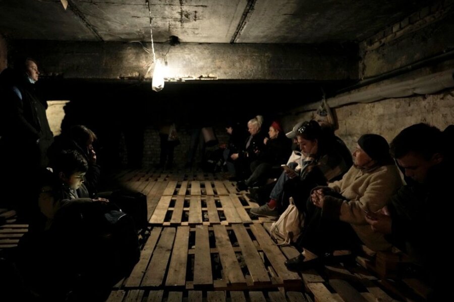 Menschen in Lwiw suchen in einem Keller Schutz vor Explosionen.