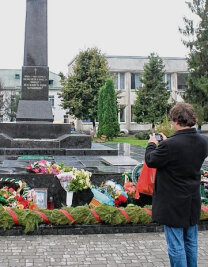 Ukraine-Tagebuch -  Sven Dietrich am Denkmal für die Gefallenen des Zweiten Weltkrieges in Volodymyr-Volynsky. Dort wird auch der Gefallenen des aktuellen Krieges gedacht. Zwölf Soldaten aus der Region Wolhynien sind bisher im Einsatz gestorben. 