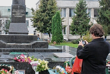 Ukraine-Tagebuch -  Sven Dietrich am Denkmal für die Gefallenen des Zweiten Weltkrieges in Volodymyr-Volynsky. Dort wird auch der Gefallenen des aktuellen Krieges gedacht. Zwölf Soldaten aus der Region Wolhynien sind bisher im Einsatz gestorben. 