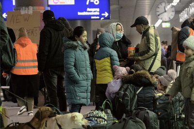 Ukrainer auf der Flucht: Wenn die Kinder schlafen, dann weine ich - Ankunft am Berliner Hauptbahnhof: Die Anzahl von Kriegsflüchtlingen aus der Ukraine steigt sprunghaft an. 