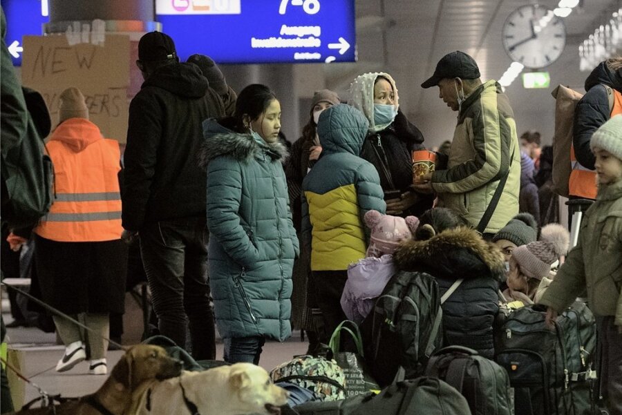 Ukrainer auf der Flucht: Wenn die Kinder schlafen, dann weine ich - Ankunft am Berliner Hauptbahnhof: Die Anzahl von Kriegsflüchtlingen aus der Ukraine steigt sprunghaft an. 