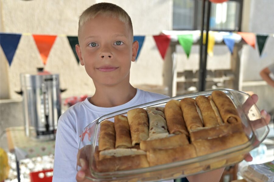 Ukrainer backen Kuchen für Spielplatzfest in Thalheim - Nikita Nesterenko, der Sohn von Maryna Nesterenko, aus Charkiw mit ukrainischem Gebäck.