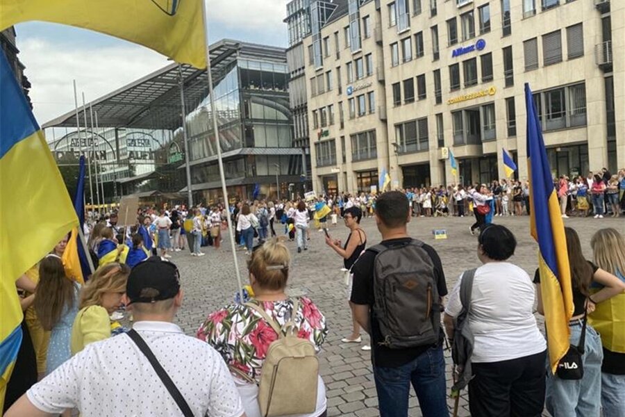 Ukrainer feiern in Chemnitz den Unabhängigkeitstag - Mehrere Hundert Menschen, überwiegend aus der Ukraine, hatten sich am Unabhängigkeitstag auf dem Markt versammelt.