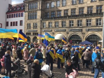 Ukrainer gedenken Kriegsopfern vor dem Chemnitzer Rathaus - 