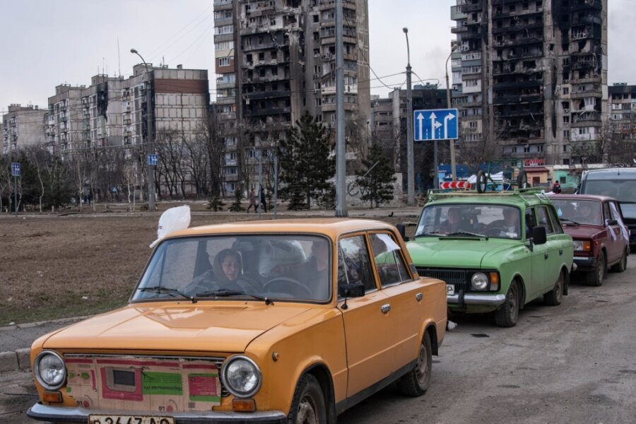 Ukrainer hoffen auf baldige Rückkehr - Flucht aus dem Kriegsgebiet: Vielerorts wie hier in Mariupol verließen Auto-Schlangen die umkämpften ukrainischen Städte über eingerichtete humanitäre Korridore. 