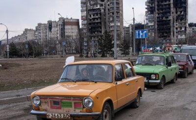Ukrainer hoffen auf baldige Rückkehr - Flucht aus dem Kriegsgebiet: Vielerorts wie hier in Mariupol verließen Auto-Schlangen die umkämpften ukrainischen Städte über eingerichtete humanitäre Korridore. 
