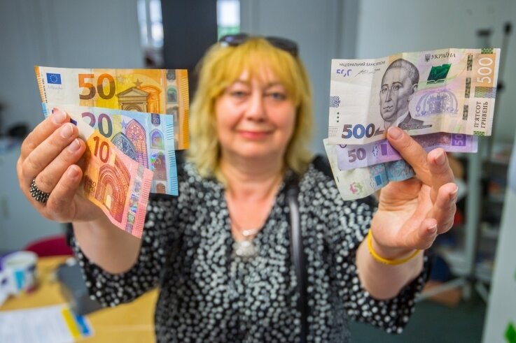 Ukrainer können jetzt Hrywnja in Euro tauschen - Tetjana Krykukha zeigt im Bürgerhaus Aue drei Euro- und Hrywnja-Scheine: Bislang war die ukrainische Währung nicht konvertibel. 