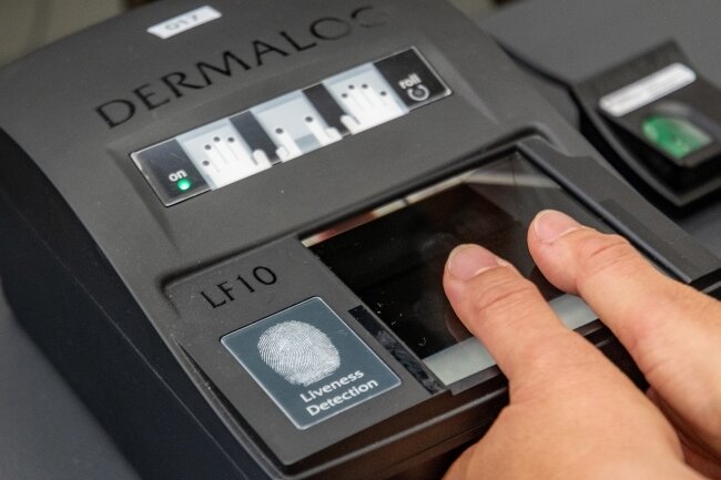 Ukrainer müssen lange auf Chipkarte warten - Bisher gab es nur einen Fingerprint-Scanner. Jetzt wurden fünf weitere angeschafft. 