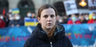 Ukrainerin aus Zwickau bangt um ihre Eltern - Valentyna Kruckenfelner stammt aus der Ukraine und hat sich an der Demonstration gegen den Krieg in ihrer Heimat beteiligt. 