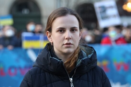 Ukrainerin aus Zwickau bangt um ihre Eltern - Valentyna Kruckenfelner stammt aus der Ukraine und hat sich an der Demonstration gegen den Krieg in ihrer Heimat beteiligt. 
