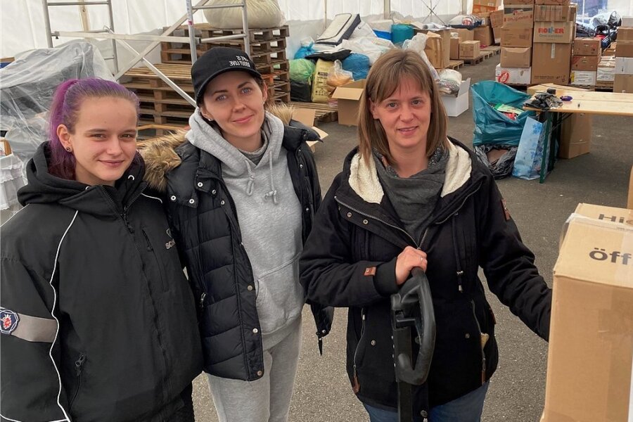 Drei Frauen sortieren und verpacken Spenden in der Annahmestelle im Gewerbepark an der Reichenbacher Straße in Mylau. Seit kurzem hilft Marina Zavalko (Mitte) dabei Josephine Gebler (links) und Ramona Konrad: "Wer mithelfen möchte, kann gerne vorbeischauen. Wir sind täglich da."