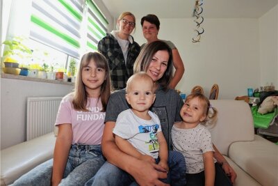 Ukrainerinnen haben ein neues Zuhause in Crimmitschau - Iryna Kaschuba mit ihren Kindern Olexandra, Artem und Zlata (v. l.) ist dankbar für die Unterstützung von Sandra Fritzsche (rechts hinten) und ihrer Freundin Anna Zalyvadna.