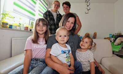 Ukrainerinnen haben ein neues Zuhause - Iryna Kaschuba mit ihren Kindern Olexandra, Artem und Zlata (v. l.) ist dankbar für die Unterstützung von Sandra Fritzsche (rechts hinten) und ihrer Freundin Anna Zalyvadna.