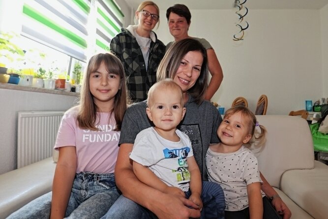 Ukrainerinnen haben ein neues Zuhause - Iryna Kaschuba mit ihren Kindern Olexandra, Artem und Zlata (v. l.) ist dankbar für die Unterstützung von Sandra Fritzsche (rechts hinten) und ihrer Freundin Anna Zalyvadna.