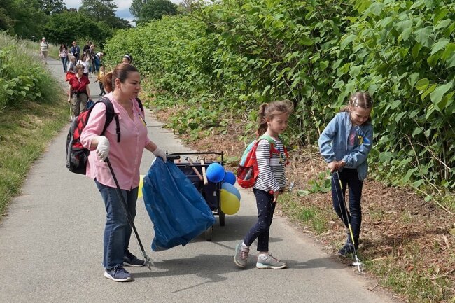 Ukrainische Flüchtlinge helfen Zwickauern beim Frühjahrsputz - Ukrainische Flüchtlinge haben sich Dienstagnachmittag am Frühjahrsputz des Mehrgenerationenhauses vom SOS-Kinderdorf Sachsen beteiligt und an Radwegen sowie Straßen Müll eingesammelt. 