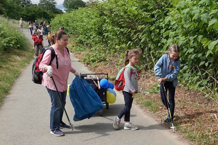 Ukrainische Flüchtlinge haben sich Dienstagnachmittag am Frühjahrsputz des Mehrgenerationenhauses vom SOS-Kinderdorf Sachsen beteiligt und an Radwegen sowie Straßen Müll eingesammelt. 