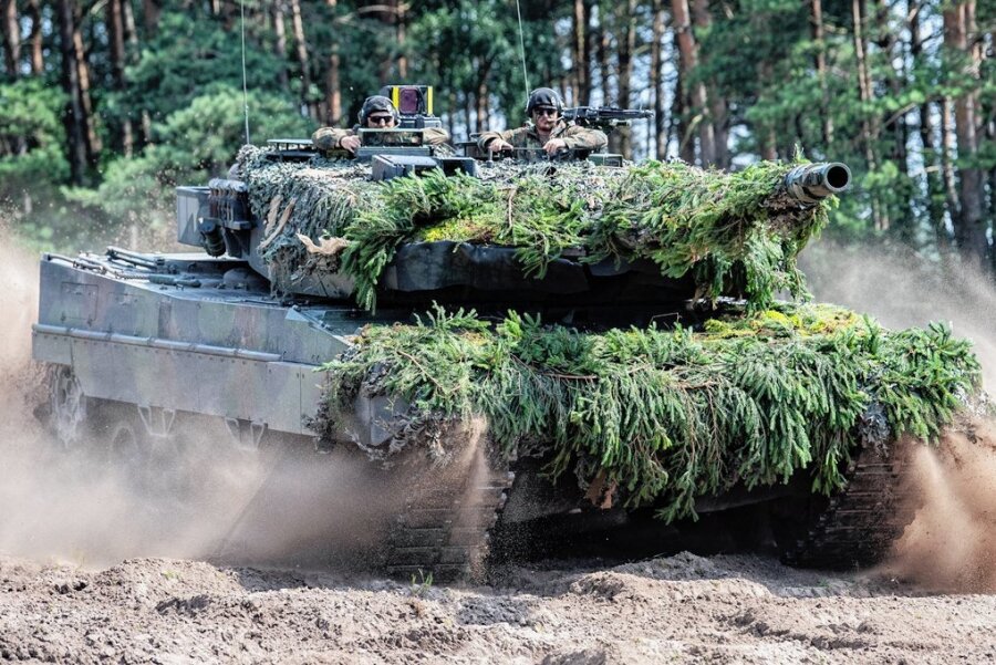 Ukrainische Offensive heizt Debatte um Lieferungen deutscher Panzer - Ein Kampfpanzer der Bundeswehr vom Typ Leopard 2 A6 bei einer Übung in Augustdorf in Nordrhein-Westfalen: Die Ukraine dringt auf die Lieferung auch solcher Waffen. 