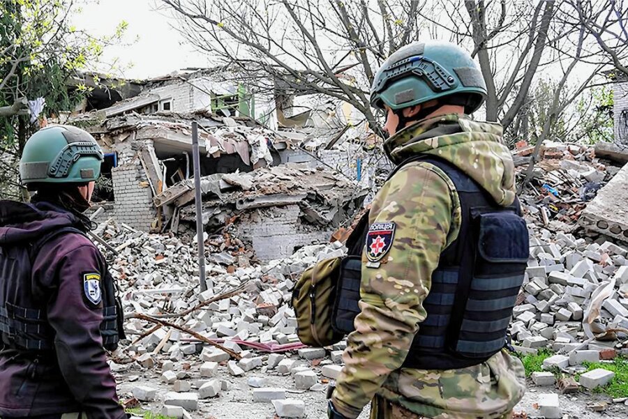Ukrainische Truppen vor dem Sturm? - Ukrainische Polizei inspiziert durch russischen Beschuss beschädigte Häuser in Lyman. Moskau konzentriert die Anstrengungen derzeit auf Angriffsoperationen bei Lyman, Bachmut, Awdijiwka und Marjinka. 