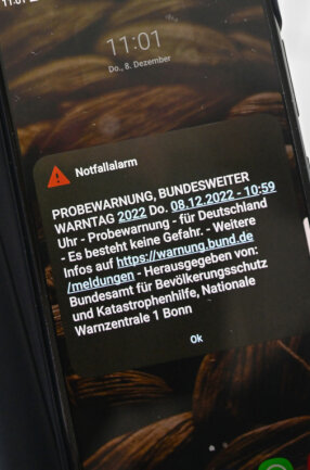 Um 11 Uhr läuten Sirenen und Handys: Das müssen Sie zum Warntag wissen - So sah die Warnung aus, die am Donnerstag an Handys in Deutschland verschickt wurde.