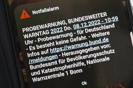 Um 11 Uhr läuten Sirenen und Handys: Das müssen Sie zum Warntag wissen - So sah die Warnung aus, die am Donnerstag an Handys in Deutschland verschickt wurde.