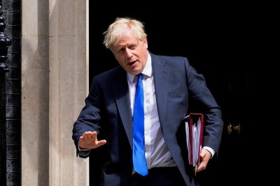Um britischen Premier Boris Johnson wird es einsam - Der britische Premier Boris Johnson verlässt seinen Amtssitz in der Downing Street 10, um an der wöchentlichen Fragestunde teilzunehmen. Nach mehreren Rücktritten von Mitstreitern ist er in Bedrängnis. 