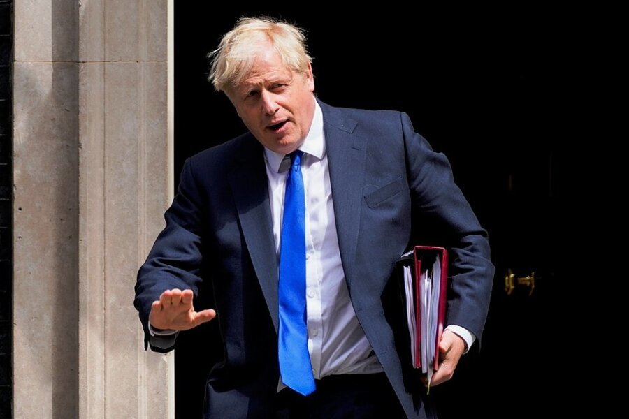 Um britischen Premier Boris Johnson wird es einsam - Der britische Premier Boris Johnson verlässt seinen Amtssitz in der Downing Street 10, um an der wöchentlichen Fragestunde teilzunehmen. Nach mehreren Rücktritten von Mitstreitern ist er in Bedrängnis. 