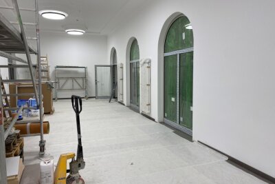 Die alte Wartehalle im Bahnhof in Mittweida ist komplett entkernt und saniert worden. Auch auf der ersten Etage und im Dachgeschoss haben Bauarbeiter alles neu gemacht.