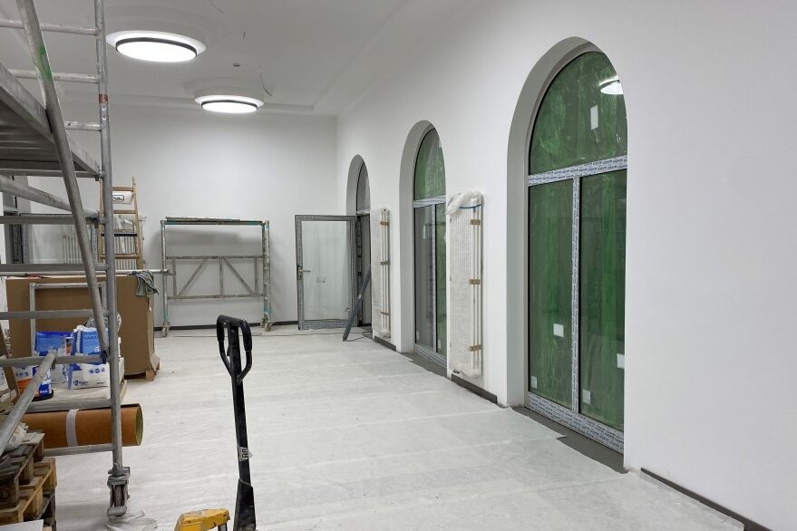 Die alte Wartehalle im Bahnhof in Mittweida ist komplett entkernt und saniert worden. Auch auf der ersten Etage und im Dachgeschoss haben Bauarbeiter alles neu gemacht.